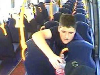 Полиция разыскивает британца, жевавшего кресло в автобусе.