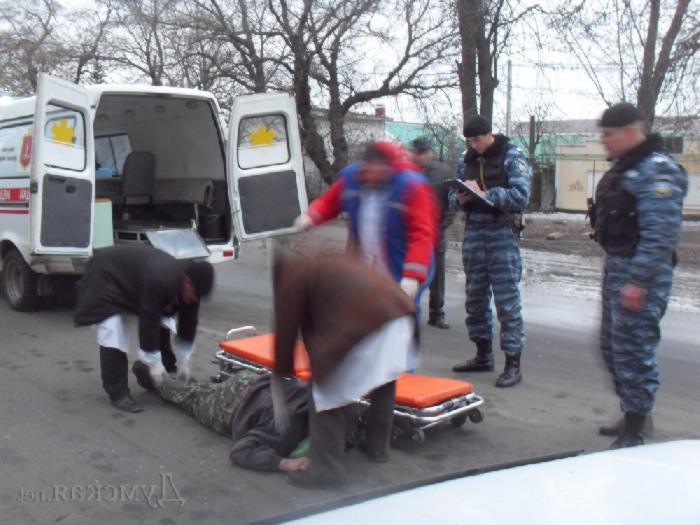 Свидетели решили помощь женщине  но перепутали жертву с нападающим