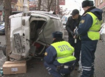 В России машина протаранила балкон и упала на семью.